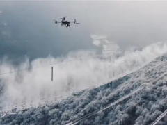 大疆无人机拽起铁棒甩打高压电线覆冰，为冬季安全供电保驾护航！